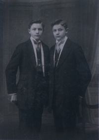 Father and uncle Čechák, twins, 1913
