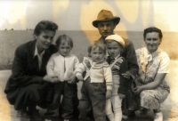 Teta Janina Kołajewicz, sourozenci Božena, Anna a Jaroslav, tatínek Jaroslav a maminka Božena, cca 1962