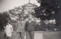 Zbyněk Unčovský (nalevo) v Praze 1942