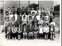 School photo, Jana in the bottom row on the left, wearing glasses 