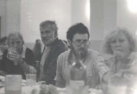 Ludvík Hlaváček na své svatbě v roce 1986, zleva: Adriena Šimotová, Jiří Seifert, Ludvík Hlaváček, Alena Šrámková