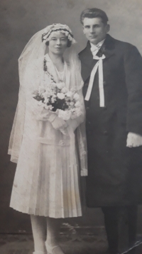 The wedding of Milan Kluc's parents Václav and Anna in 1927
