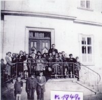 School photo of newcomers´ children in Koclířov, 1949