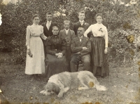 Zprava vsedě hostinský a řezník František Panuška (zakladatel firmy) se ženou Annou (roz. Černíkovou), pěti dětmi (Karel druhý zleva) a řeznickým psem