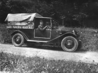 Na tehdejší dobu moderní nákladní vůz značky Tatra, samozřejmě i s patřičnou reklamou