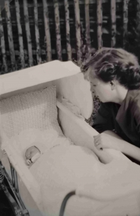 Maminka s malým Lumírem na Slovanech 25. července 1960