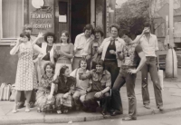Lumír Aschenbrenner with classmates from grammar school in front of the Na Tvrzi pub in 1979