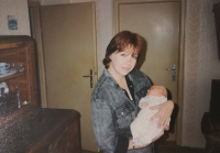 Manželka Lumíra Aschenbrennera s dcerkou v porodnici v roce 1993