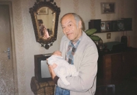 Tatínek Lumíra Aschenbrennera s jeho dcerkou v roce 1993