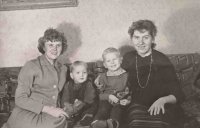 Zleva: maminka, Lumír, bratranec Bohouš a teta