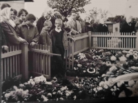 V Lánech u hrobu prezidenta Tomáše Garrigua Masaryka v roce 1968; malý Lumír Aschenbrenner stojí ve vrátkách