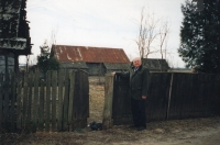 Volodymyr Sereda at the entrance to the former family yard (2003, Liashky village)