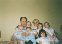 Iva Ondráčková with her husband František and the oldest six grandchildren, (Andrea´s children: Bianka, Ariela and Kamil, Noela´s children: Daniel, Laura and Marcel), Zlín, spring 1987 