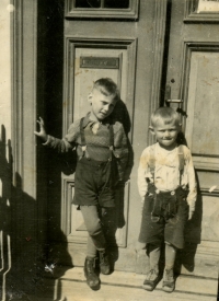 Albín Huschka and Herman Bier in front of the birth house,1944