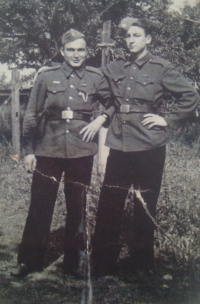 Václav Valoušek vpravo, 1945