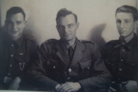Václav Valoušek úplně vpravo, Postoloprty, 1945