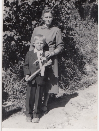 Ladislav Zoubek jako dítě s maminkou (asi v roce 1957)