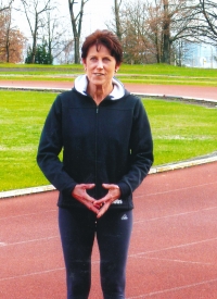 Jarmila Kratochvílová jako trenérka na atletickém stadionu v Čáslavi