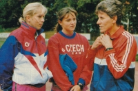Jarmila Kratochvílová (vpravo) jako trenérka se svými svěřenkyněmi Hanou Benešovou a Ludmilou Formanovou (uprostřed)