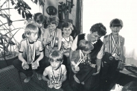 Jarmila Kratochvílová obklopená dětmi svých příbuzných a medailemi