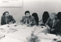 1990, discussion on the first free elections at the Prague Hotel with the NDI/NRI observer delegation, on the right Walter Mondale, former Vice President of the USA