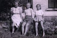 Rudolf Kropík s matkou Augustinou a sestrou Marií před školkou v Tušti (1949)