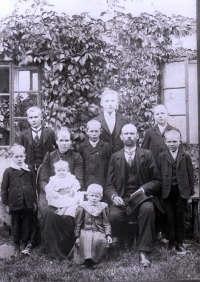 Rodina Augustiny Kamišové (nejmladší dítě na klíně matky, 1909)