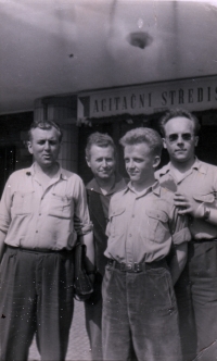 Rudolf Kropík na výletě během studia (vpravo, 1956)