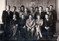 Rudolf Kropík (vzadu 3. zprava) během večerního studia střední průmyslové školy (1956)