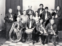 Rudolf Kropík (vzadu uprostřed) v kapele Květovanka (cca 1975)