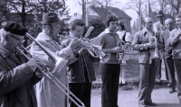Mračkova pohřební kapela při hře v prvomájovém průvodu (70. léta 20. stol.), Rudolf Kropík druhý zleva
