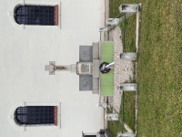 pomník venovaný padlým vojakom a partizánom pri kostole vo Fačkove