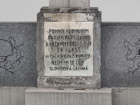 pomník venovaný padlým vojakom a partizánom pri kostole vo Fačkove - detail