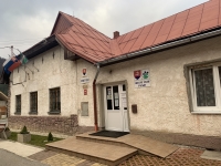 Obecný úrad vo Fačkove, pred vojnou budova slúžila ako škola, cez vojnu ako žandárska stanica, kde na dvore zhromažďovali chlapov na prácu