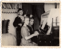 Artemiy's children - Andriy, Lesya, Bohdana. Tomsk, Vokzalnaya Street. 1955. Piano "Belarus", bought in Tomsk, brought to Ukraine.