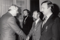 Přebírání maďarského vyznamenání za odhalení britského agenta v roce 1989