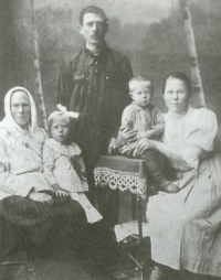 Rodina Josefa Karloviče Jersáka v roce 1929 - žena Marie a jejich děti a babička