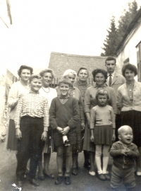 Visit of aunt Hilda Stroblová (1964), Pavel Štrobl is on the right in front, his mother Marie Štroblová is behind him, Viktoria is fourth from the right in the back, Hilda is on her right