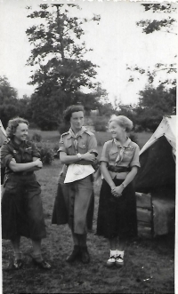 Ljuba Ustyanovičová (vpravo), matka pamětnice, na skautském táboře, Soločin 1936