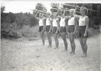 Ljuba Ustyanovičová (první vpravo), skautky s oštěpy, skautský tábor Soločin 1939