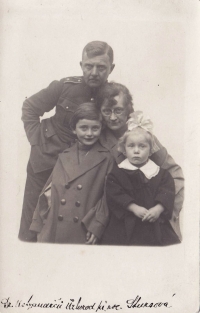 The Ustyanovič family in v Uzhhorod, the witness´s mother as a 4 years old girl on the left, around 1924