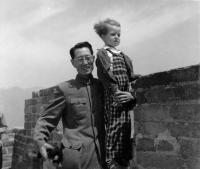 Hana Hamplová na Velké čínské zdi roku 1957