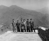 Hana Hamplová (6 let) s výpravou na Velké čínské zdi (1957)
