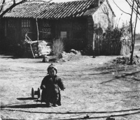 Čína, předměstí Pekingu. Sedmiletá Hana Hamplová s matkou a bratrem zde doprovázeli otce na služební cestě (1956-1958).