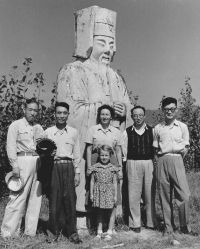Sedmiletá Hana Hamplová u hrobu dynastie Ming (1958)