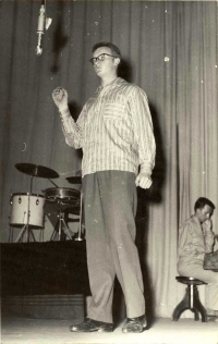 JIří Klíma in 1959 as a host, Sputnici group 