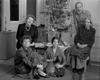 Zleva matka pamětnice Věra Hovorková, na zemi vlevo sedící Hana Hamplová, uprostřed s jezevčíkem dcera Zuzana Hamplová, vpravo sedící tchyně, babička R. Hamplová, stojící manžel Josef Hampl