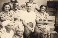 From left: aunt of the witness Věra Králíková, captain of Soviet soldiers Bilyukov, father Jaromír Králík, mother Františka Králíková, below grandmother Věra Nováková, Jindřiška Švajdová (photographed at Věra Nováková's yard, barn in the background)
