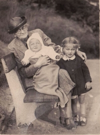 Babička Anna s vnoučaty Jiřím a Ljubou, Praha 1946