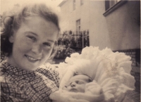 Ljuba po narození s maminkou, Praha 1943 